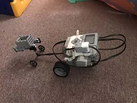 Third experimental set-up that shows the wheels with tires on a carpeted surface.