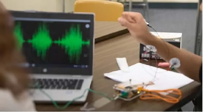 An image showing EMG signals on a computer using the BYB Spike recorder application.